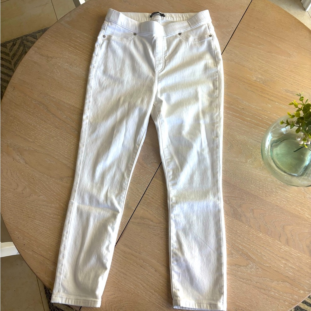 Vera Wang White Jeggings with Slim Fit and Lightweight Material